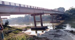 মনু নদীর তলদেশ খনন করে বালু উত্তোলন, হুমকির মুখে সেতু