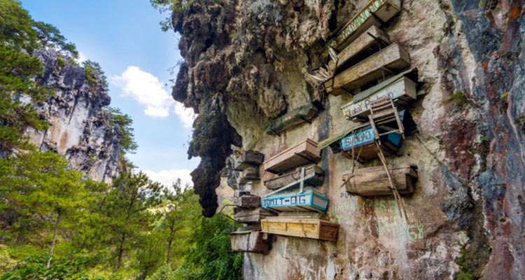 মৃত্যুর পর পাহাড়ে কফিন ঝুলিয়ে রাখা হয় যে গ্রামে