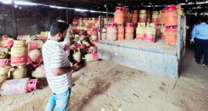 এলপিজি গ্যাসে অতিরিক্ত মূল্য আদায়, ডিস্ট্রিবিউটরকে জরিমানা