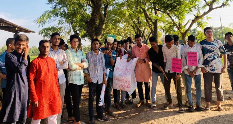 কমলগঞ্জে রাস্তা সংস্কারের দাবীতে শিক্ষার্থীদের অবস্থান কর্মসূচি