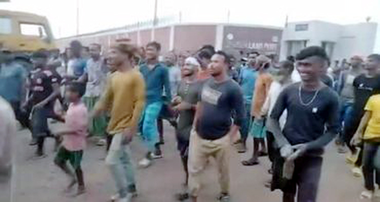 বিয়ানীবাজারের শেওলা স্থলবন্দরে ব্যবসায়ী-শ্রমিকদের অবরোধ