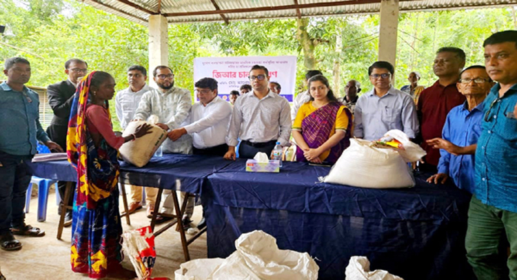 সিলেট সদর উপজেলায় চা শ্রমিকদের মধ্যে চাল বিতরণ
