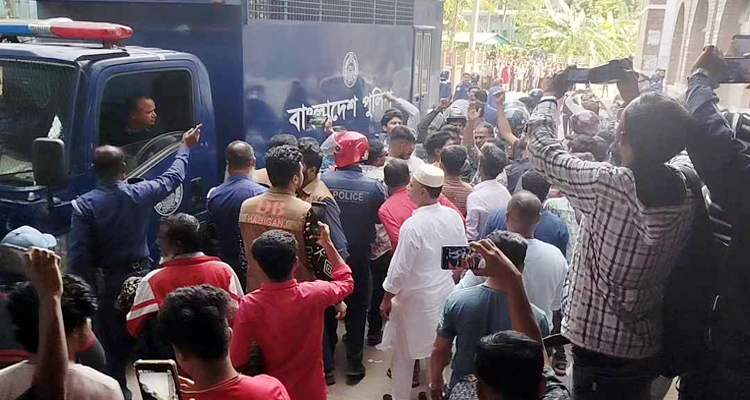 ব্যারিস্টার সুমনের দুই দিনের রিমান্ডে, আদালতে জুতা ও ডিম নিক্ষেপ