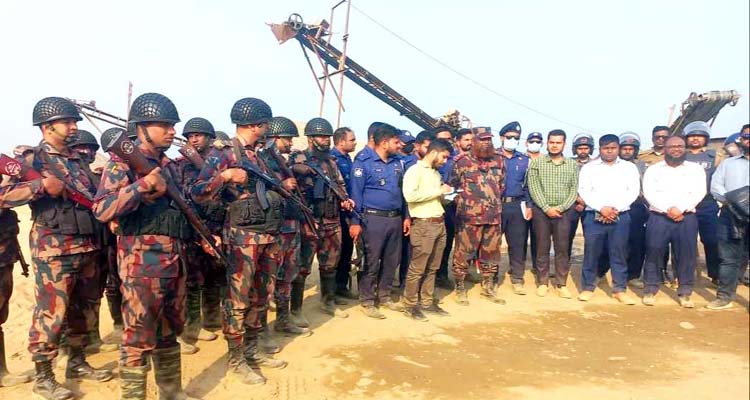 ভোলাগঞ্জে টাস্কফোর্সের অভিযানে ২২টি ভাইব্রেটর ও ১৮১টি নৌকা ধ্বংস