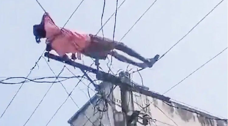 মা টাকা দেননি, বিদ্যুতের তারে শুয়ে পড়লেন তিনি