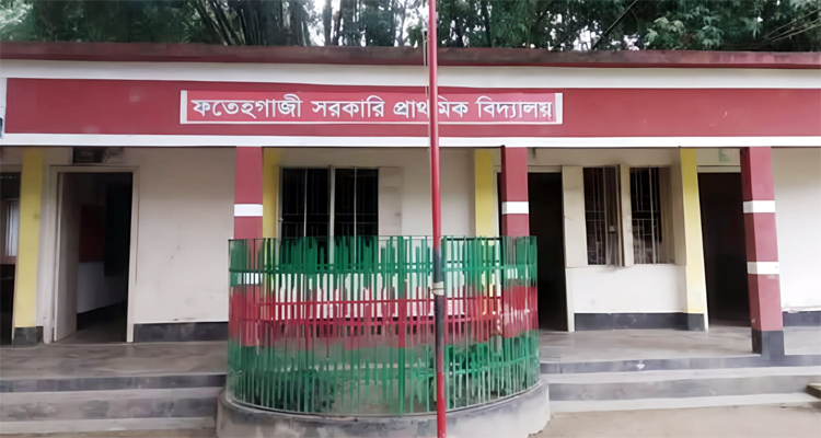 মাধবপুরে স্কুলে নেই শৌচাগার, যেতে হয় অন্যের বাড়িতে!