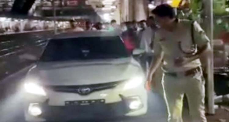 স্ত্রীর খোঁজে রেলের প্ল্যাটফরমে গাড়ি চালিয়ে ঢুকলেন মদ্যপ যুবক