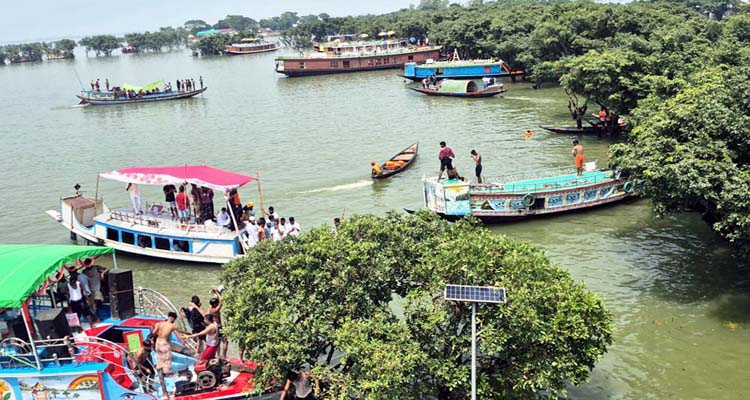 টাঙ্গুয়ার হাওরে অবৈধ হাউসবোট জব্দের নির্দেশ