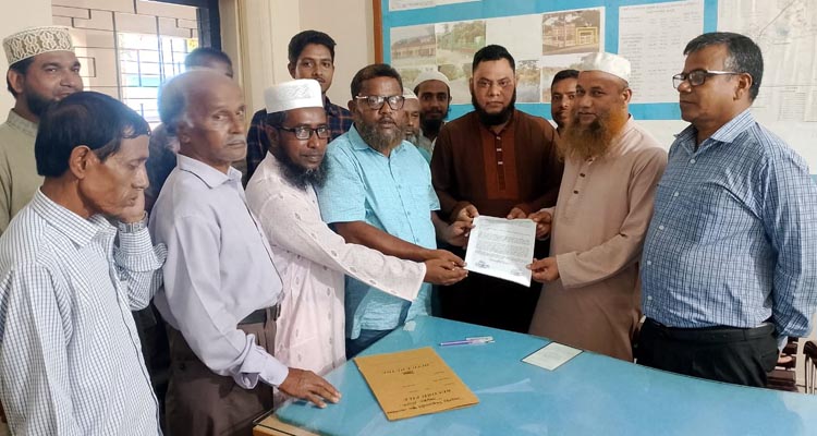 বৃত্তি পরীক্ষায় কিন্ডারগার্টেন শিক্ষার্থীদের বাদ দেওয়ায় স্মারকলিপি প্রদান