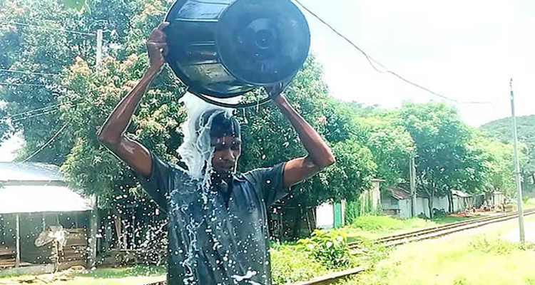 স্ত্রীর শোকে দুধ দিয়ে গোসল করলেন স্বামী