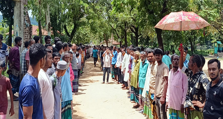 তাহিরপুরে বিএনপি নেতার বিরুদ্ধে অপপ্রচারে এলাকাবাসীর মানববন্ধন