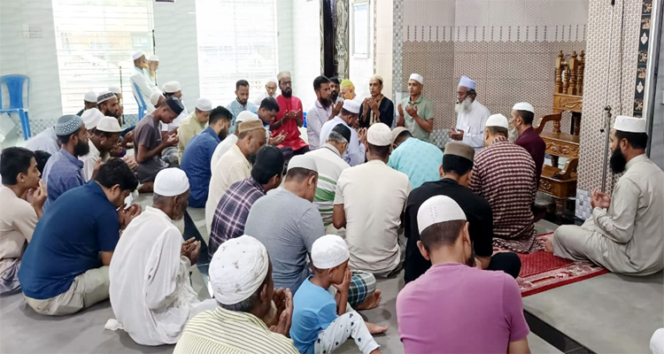 মাইলস্টোন কলেজে বিমান দূর্ঘটনায় নিহতের স্মরণে আলোর অন্বেষণের দোয়া মাহফিল