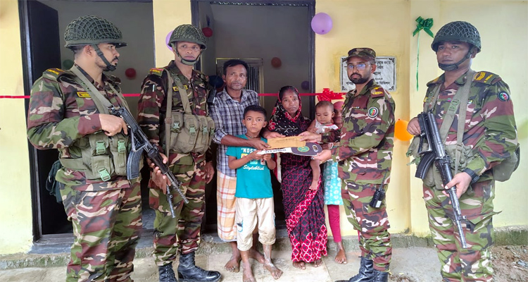 নদীর ভাঙ্গনে “বাস্তুভিটাহীন” দুটি পরিবারকে ঘর দিলেন সেনাবাহিনী