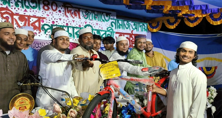 কুলাউড়ায় টানা ৪০ দিন জামাতে নামাজ পড়ে পুরস্কার পেলেন ৬০ শিক্ষার্থী