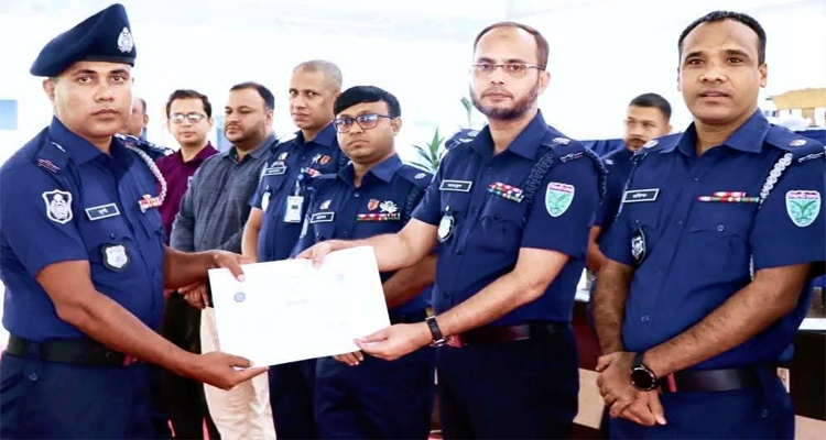 সম্মাননা পেলেন কানাইঘাট থানার ৩ পুলিশ কর্মকর্তা