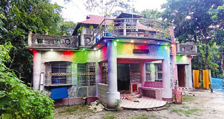 ব্যতিক্রমী উদ্যোগ: ফেলনা বোতলে নান্দনিক বাড়ি
