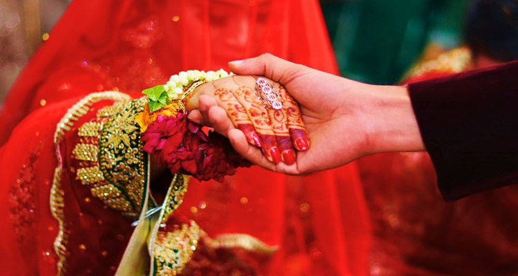 মোটরসাইকেল থেকে ছিটকে পড়া নববধূকে ফেলে পালালেন তারা