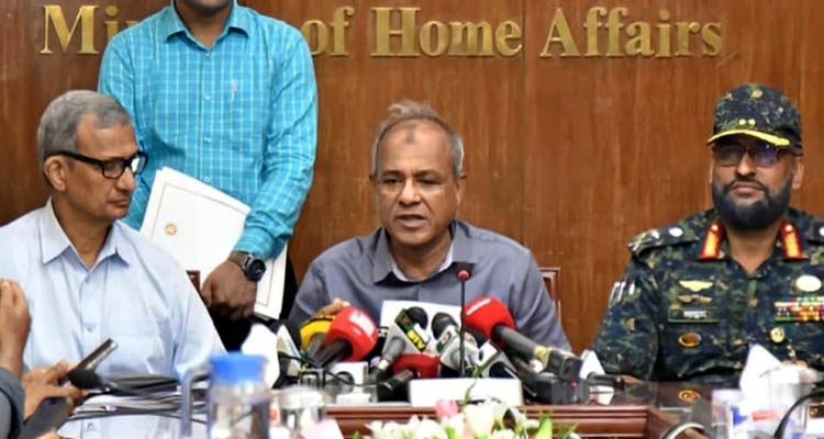পুলিশের লুট হওয়া অস্ত্রের খোঁজ দিলেই মিলবে পুরস্কার: স্বরাষ্ট্র উপদেষ্টা
