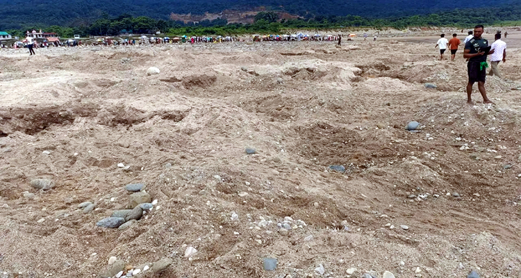 লুট হওয়া সাদা পাথর আগের জায়গায় ফেলতে হবে: হাইকোর্ট