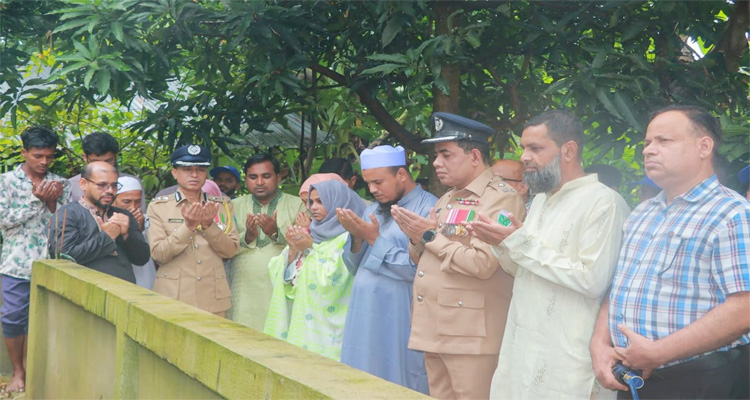জুলাই গণঅভ্যুত্থানে শহিদ সোহাগ এর সমাধিস্থলে পুষ্পস্তবক অর্পণ করেন ডিসি