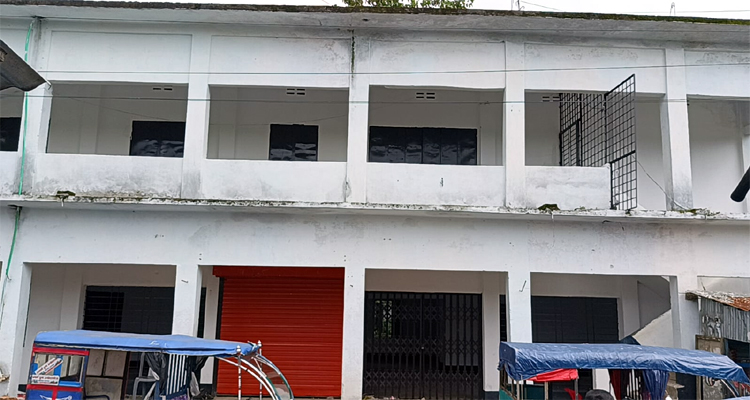 মুক্তিযোদ্ধা সংসদ ভবন ভাড়া দিলেন সাবেক ইউএনও, ক্ষোভ উত্তেজনা