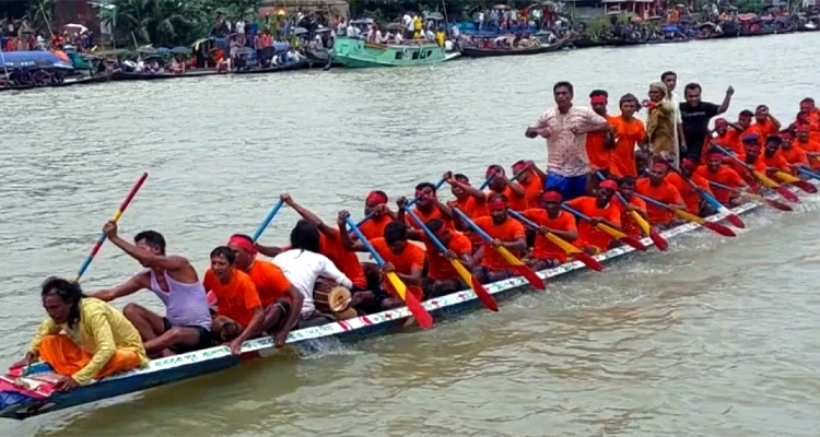 সুনামগঞ্জে নৌকাবাইচ দেখতে মানুষের ঢল