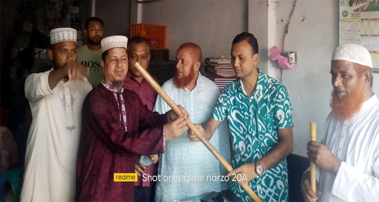 কাজির বাজারে ব্যবসায়ীদের নিরপত্তায় লাঠি ও বাঁশি বিতরণ