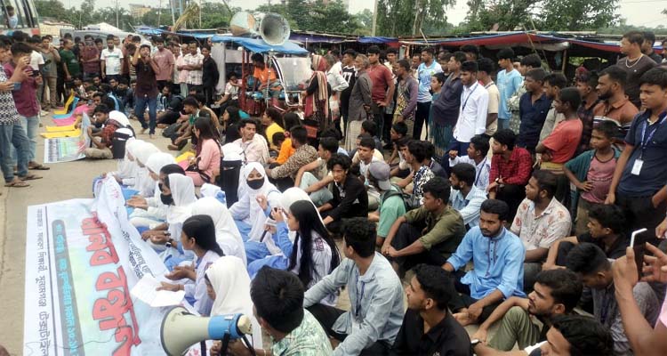 সুনামগঞ্জে তিনজন নিহত, শিক্ষার্থীদের সড়ক অবরোধ ও মানববন্ধন