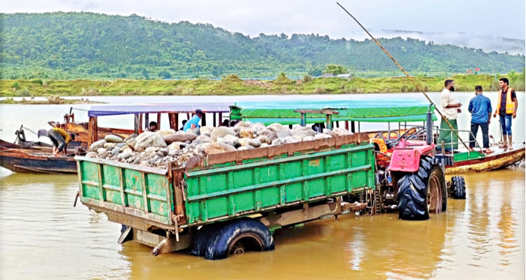 ভোলাগঞ্জের পথে পথে লুটের পাথর