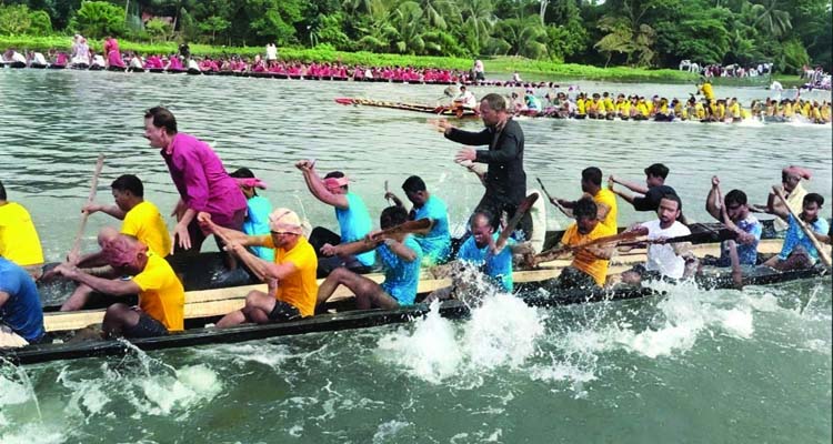 ঐতিহ্যবাহী ‘নৌকাবাইচ’ দেখতে হাজারো মানুষের ঢল