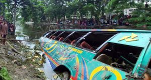 যাত্রীবাহী বাস নিয়ন্ত্রণ হারিয়ে খালে পড়ে নিহত বেড়ে ৫