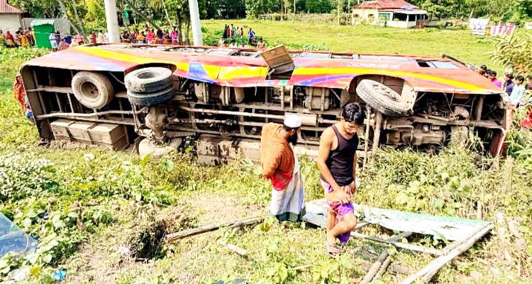 হবিগঞ্জে যাত্রীবাহী বাস উল্টে আহত ৩০