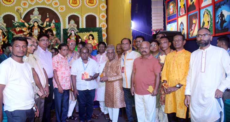 জাঁকজমকপূর্ণভাবে দুর্গোৎসবে গর্বের ছোঁয়া চৈতালী সংঘের গুনিজন সম্মাননা অনুষ্ঠিত