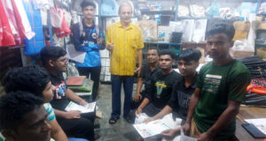 চৌধুরীবাজারে ড. ফয়েজ উদ্দিন এমবিই’র সমর্থনে গণসংযোগ
