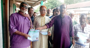 বানিয়াচংয়ে চক বাজারে ৩১ দফা বাস্তবায়নে লিফলেট বিতরণ