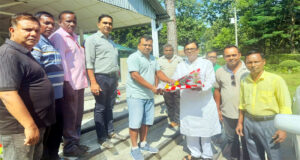 চুনারুঘাটের কৃতিসন্তান সালেহ উদ্দিনকে ফুলেল শুভেচ্ছায় বরণ