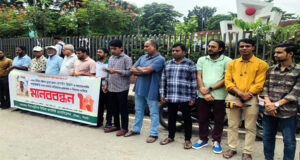 এখন টিভির সাংবাদিকের ওপর হামলাকারীদের গ্রেপ্তারের দাবিতে মানববন্ধন