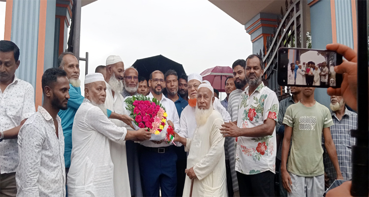 অবৈধ স্থাপনা ও ইব্রাহীমপুর পরিদর্শনে ফুলেল শুভেচ্ছায় সিক্ত জেলা প্রশাসক