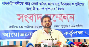 যাদুকাটা নদীর তীরবর্তী মালিক দাবী করা ব্যক্তিরা বালু উত্তোলন করেছে