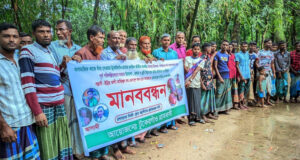 দোয়ারাবাজারে যুবককে কুপিয়ে জখম জড়িতদের গ্রেফতারের দাবিতে মানববন্ধন
