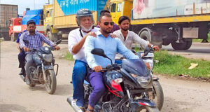 মহাসড়ক পরিদর্শনে গিয়ে যানজটে গাড়ি আটকা পড়লেন উপদেষ্টা