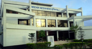 বাহুবলে গৃহবধুর রহস্যজনক মৃত্যু: গলায় অস্ত্রের আঘাত