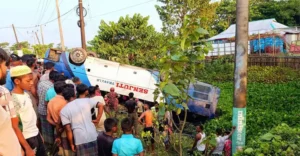 টাংগুয়ার হাওরে ঘুরতে যাওয়া হলো না, বাস খাদে পড়ে মা-মেয়ে নিহত