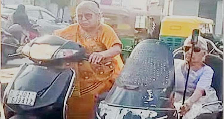 ৮৭ বছর বয়সেও চালাচ্ছেন স্কুটি, ভিডিও ভাইরাল