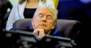 অনুষ্ঠানের মাঝেই ‘ঘুমিয়ে’ পড়লেন ডোনাল্ড ট্রাম্প, ছবি ভাইরাল