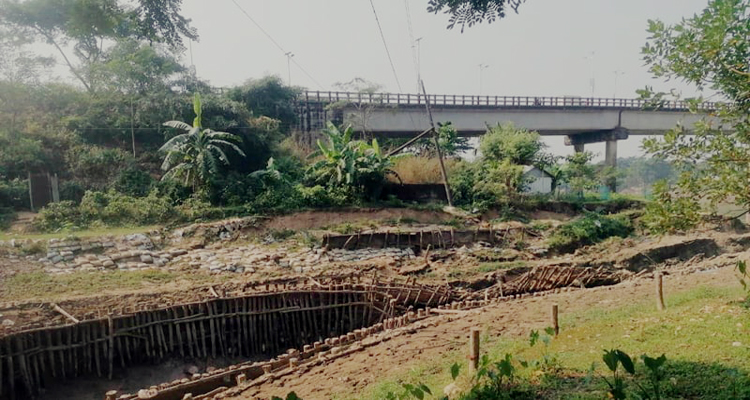 ফের সংযোগ সড়ক ধসের শঙ্কায় ফেঞ্চুগঞ্জ সেতু