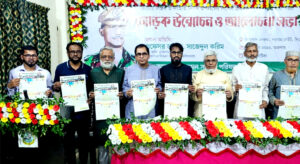 <span style='color:#ff0000;font-size:18px;'>কমল সাহিত্য পরিষদের ‘৭ নভেম্বর’ স্মারকের মোড়ক উন্মোচন</span> <br/> ৭ নভেম্বরের সিপাহি জনতার বিপ্লব আমাদের জাতি সত্তার আলোকবর্ষ: ড. সাজেদুল করিম