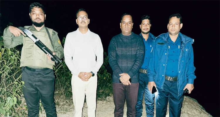 বাহুবলে মধ্যরাতে বালু খেকোদের বিরুদ্ধে প্রশাসনের অভিযান