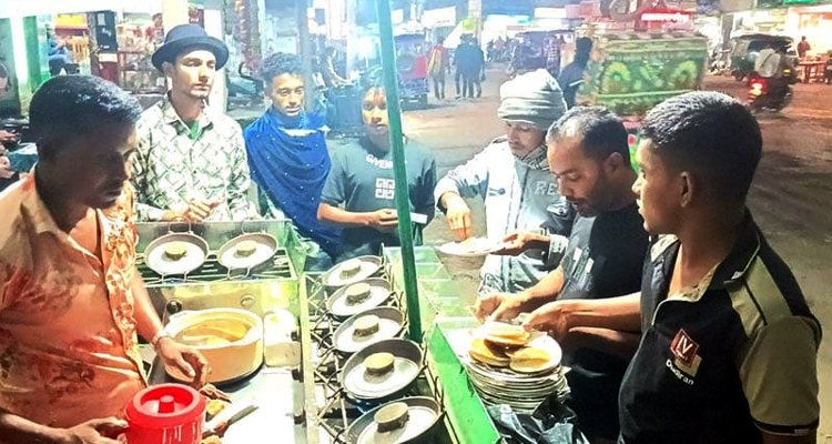 এরশাদের গরম চিতল পিঠার মন ভোলানো স্বাদ