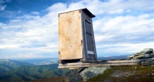 বিশ্বের সবচেয়ে ভয়ংকর টয়লেট, ঝুলছে পাহাড়ের ধারে